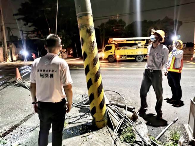 化学槽车9日凌晨零点12分过溪湖台糖小火车平交道，勾到电缆，在拉力作用下，拉倒号志杆和两根电线杆，台电漏夜抢修，但栅栏和警报器也都坏了。（彰化县溪湖镇大竹里长何炳桦提供／吴敏菁彰化传真）