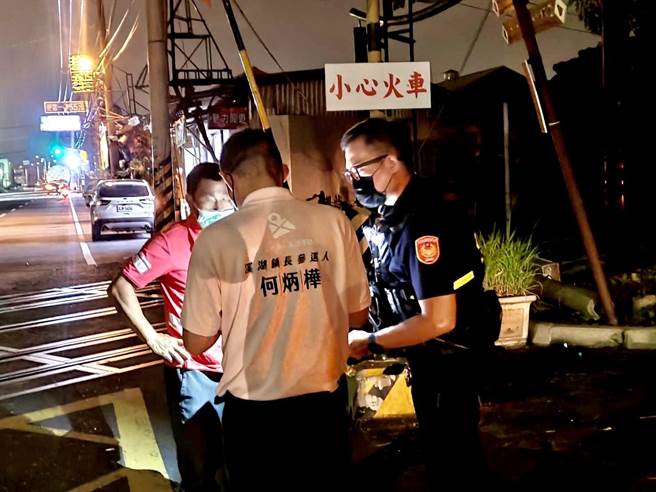 化学槽车9日凌晨零点12分过溪湖台糖小火车平交道，勾到电缆，在拉力作用下，拉倒号志杆和两根电线杆，台电漏夜抢修，但栅栏和警报器也都坏了。（彰化县溪湖镇大竹里长何炳桦提供／吴敏菁彰化传真）