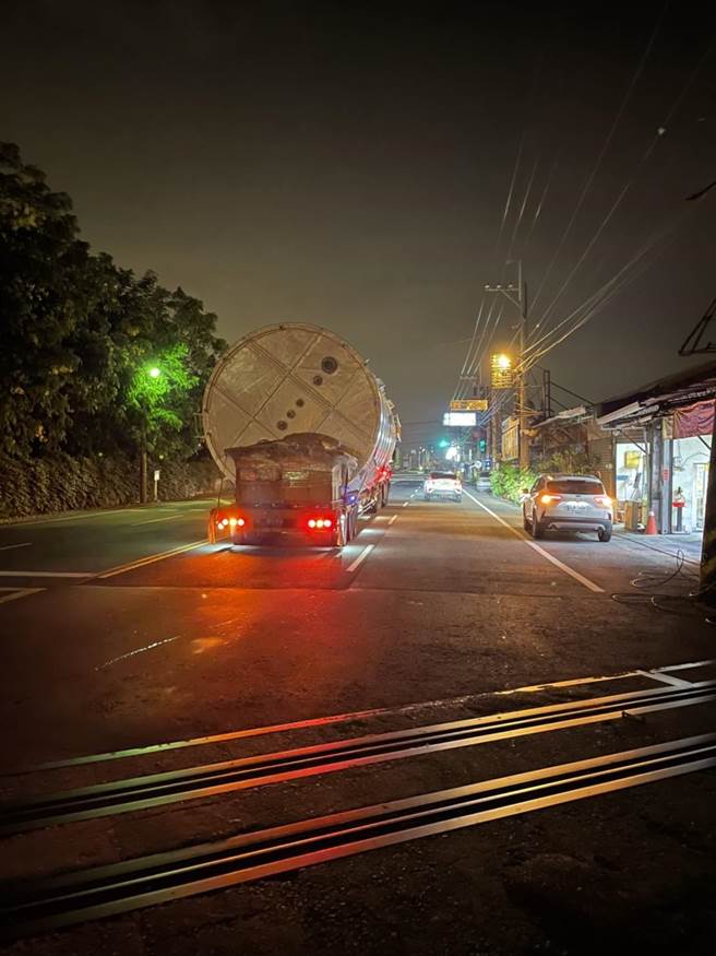 化学槽车9日凌晨零点12分过溪湖台糖小火车平交道，勾到电缆，在拉力作用下，拉倒号志杆和两根电线杆，台电漏夜抢修，但栅栏和警报器也都坏了。（彰化县溪湖镇大竹里长何炳桦提供／吴敏菁彰化传真）