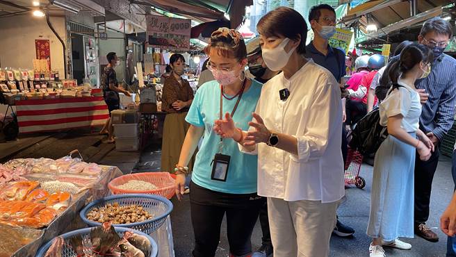 北市副市长黄珊珊今早视察福德市场提到，重阳敬老金下星期会把法制作业做一些讨论，也会对外说明。（北市府提供／游念育台北传真）