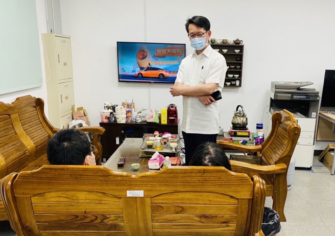 台南市永康警分局循線破獲陳姓大學畢業生涉嫌在網路放話「是我也想槍斃蔡英文」。（永康警分局提供／洪榮志台南傳真）