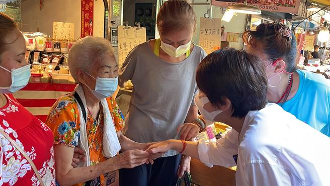 北市副市長黃珊珊今視察福德市場透露，會在18日左右有完整振興報告，會推動類似熊好券的促銷方式。（北市府提供／游念育台北傳真）