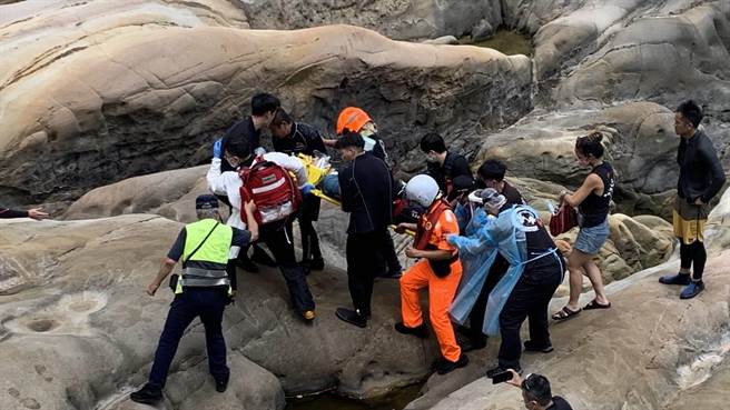 9日上午有潜客发生溺水意外，新北市消防局及海巡署协力救援，但由于现场与路面有3米多的落差，凭添救援困难。（读者提供／张志康基隆传真）