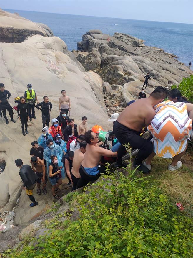 9日上午有潜客发生溺水意外，新北市消防局及海巡署协力救援，但由于现场与路面有3米多的落差，凭添救援困难。（新北市消防局提供／张志康基隆传真）