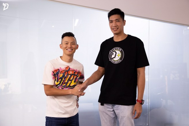 周柏臣(右)与梦想家总经理韩骏铠。(台新梦想家提供)