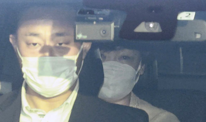 日本前首相安倍晉三的妻子安倍昭惠（後）9日乘坐據信載有日本前首相安倍晉三遺體的靈車離開奈良縣的醫院。（美聯社）