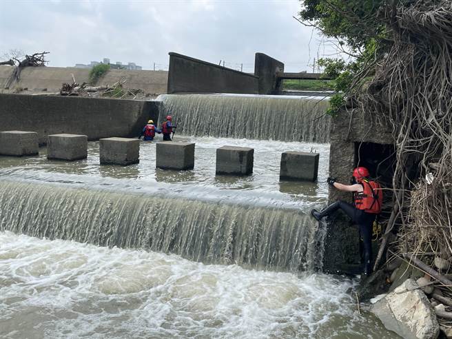 嘉义县消防人员搜救落水失踪的移工。（嘉义县消防局提供／廖素慧嘉县传真）