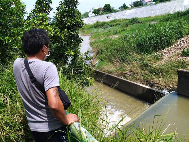 移工在溪边守望盼救回失踪同伴。（嘉义县消防局提供／廖素慧嘉县传真）