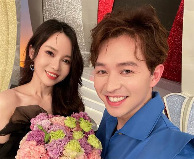 李子森（右）开唱邀请杜忻恬担任嘉宾。（胜骏娱乐提供）