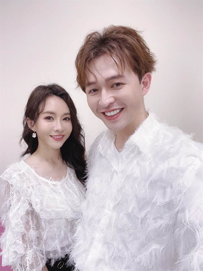 李子森（右）开唱邀请杜忻恬担任嘉宾。（胜骏娱乐提供）