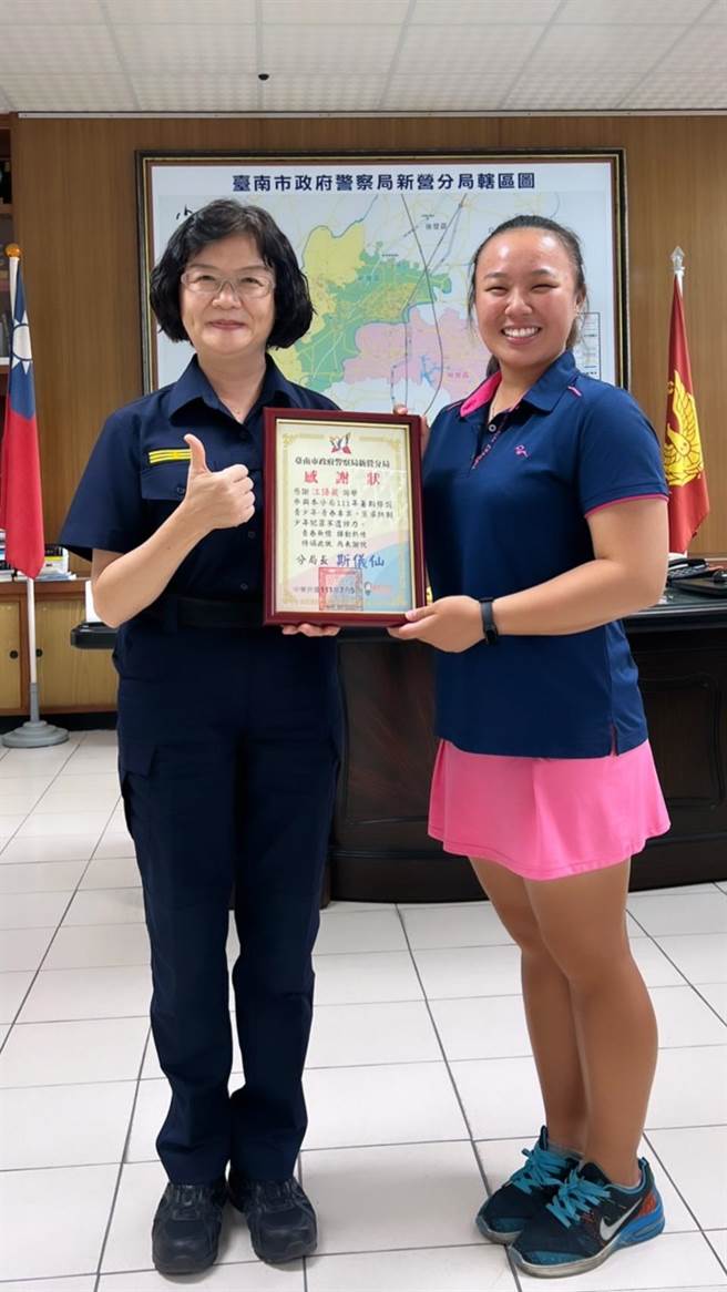 新营警分局长斯仪仙（左）表示，这次青春专案活动大使请来江语葳（右）分享追梦经验，希望传达更多正向观念与能量。（新营警分局提供／张毓翎台南传真）