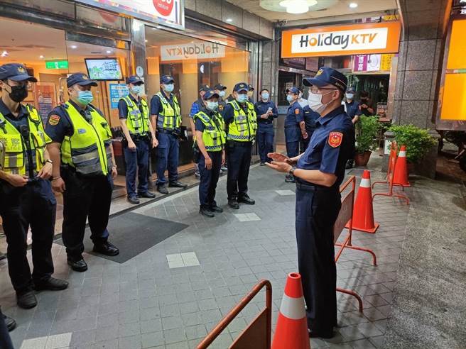 基隆市警察局8日深夜，由局長劉耀欽親自帶隊，實施「青春專案」，進行擴大臨檢勤務。（基隆市警察局提供／張志康基隆傳真）
