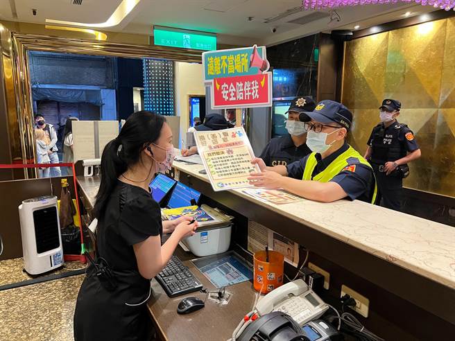 基隆市警察局8日深夜，由局長劉耀欽親自帶隊，實施「青春專案」，進行擴大臨檢勤務。（基隆市警察局提供／張志康基隆傳真）