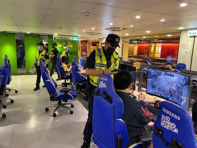 基隆市警察局8日深夜，由局長劉耀欽親自帶隊，實施「青春專案」，進行擴大臨檢勤務。（基隆市警察局提供／張志康基隆傳真）