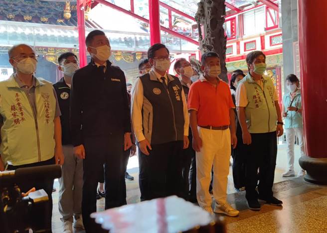 桃园市长郑文灿9日陪同桃园市长参选人林智坚到桃园市桃园区景福宫、慈护宫参香祈福。（赖佑维摄）