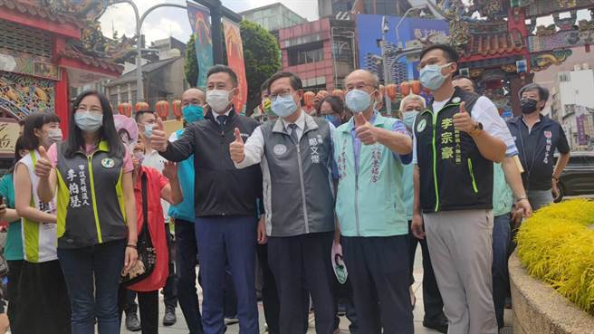 桃园市长郑文灿（右三）和曾担任过升格前的桃园市长苏家明、桃园市长参选人林智坚合影，称是3个「桃园市长」。（赖佑维摄）