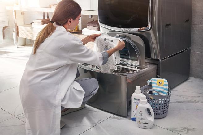 LG的TWINWash双能洗洗衣机，能单独利用下层的迷你洗衣机，来应付少量清洗衣物的需求，省水又省电。（LG提供）