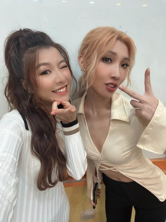 關詩敏（左）邀老友Karencici上電台節目訪問。（亞神音樂提供）