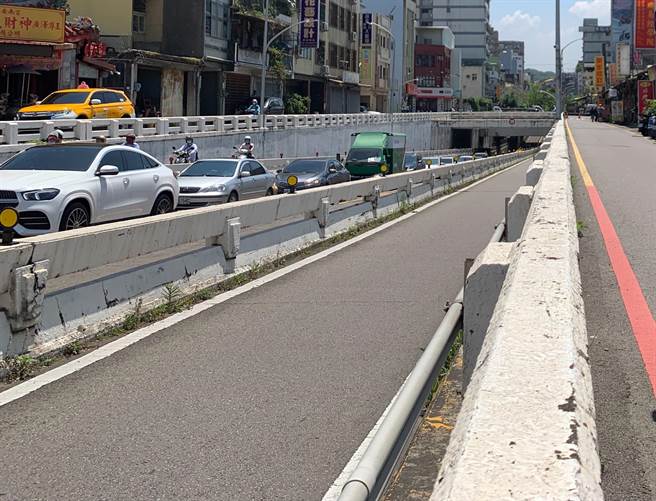 新竹市西大路整建工程第2阶段自16日起至8月29日採全线封闭道路施工45天，市府也提醒汽、机车、行人改走替代道路。（陈育贤摄）