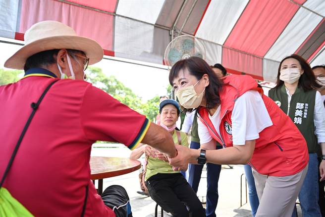 首次投入選戰的沈慧虹本周以來選舉行程都是滿滿滿，但她表示不怕累，這幾天緊握的每雙手，與民眾面對面互動，這些回饋都非常美好。（民進黨提供／陳育賢新竹傳真）