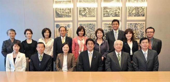 日本前首相安倍晋三8日遇刺身亡，高雄市长陈其迈凌晨在脸书发文哀悼。（摘自陈其迈脸书）