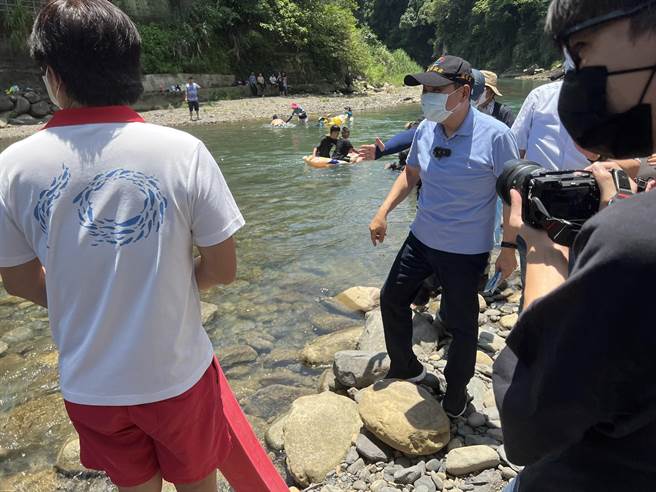 侯友宜今至三峽大豹溪宣導水域安全。（王揚傑攝）