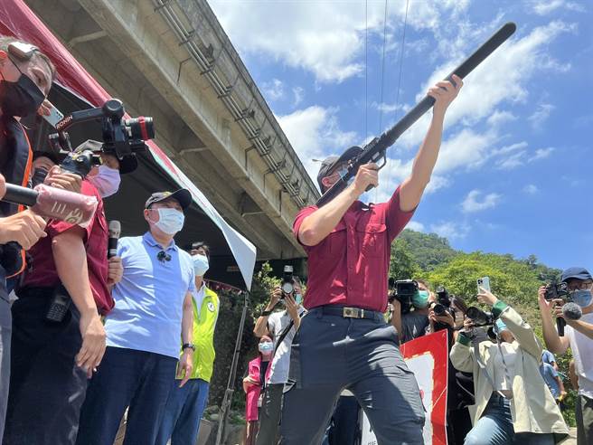 侯友宜今至三峽大豹溪宣導水域安全。（王揚傑攝）
