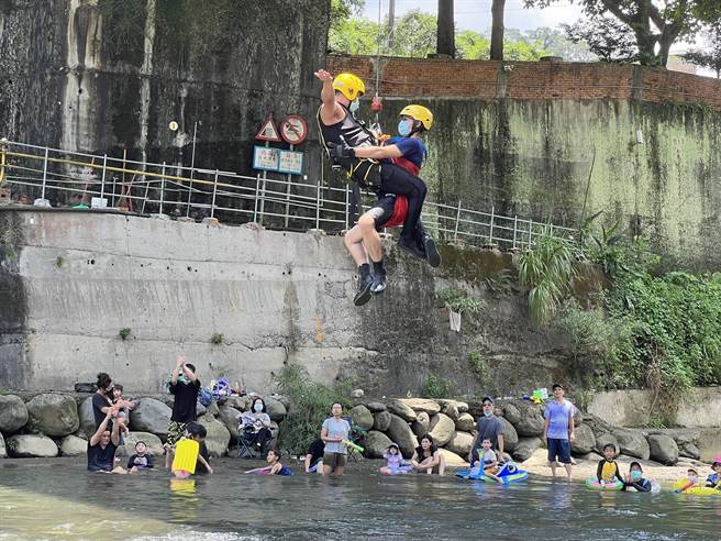 侯友宜今至三峽大豹溪宣導水域安全。（王揚傑攝）