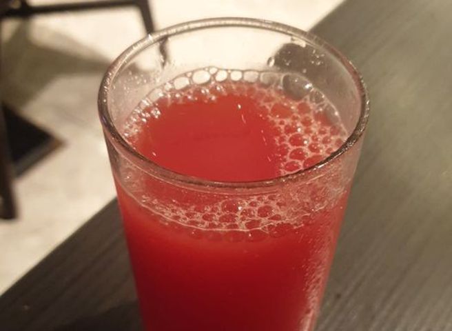 老婆大方請吃漢來，人夫卻怕到只敢喝西瓜汁。（圖／翻攝自爆廢公社）