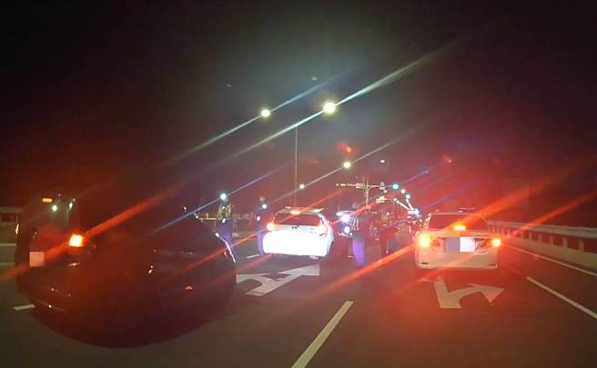 大園警方今日凌晨在台15線攔查15輛汽機車，共取締16件違規行為。（翻攝畫面／蔡明亘桃園傳真）