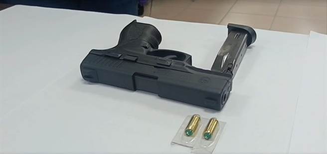 彰化縣秀水鄉一間小吃部8日晚間發生鬥毆，鹿港警分局起獲道具槍。（鹿港警分局／吳敏菁彰化傳真）