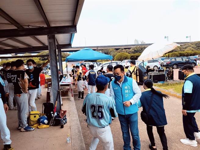 新竹市长参选人林耕仁今早力挺青年与妇女族群，上午先前往竹市河滨垒球场参与慢速垒球活动，现场与选手交流勉励。（林耕仁提供／陈育贤新竹传真）