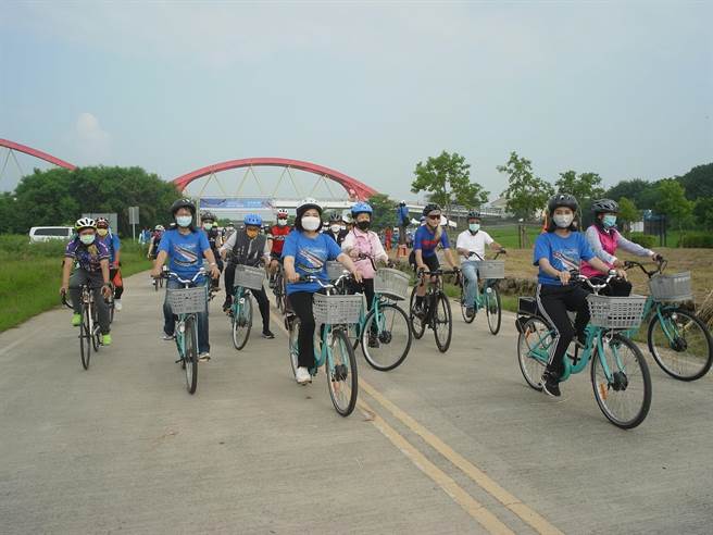 云林县单车文化节在北港镇登场，近千车友骑访金水164文化美食路线。（张朝欣摄）