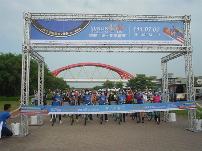 云林县单车文化节在北港镇登场，近千车友骑访金水164文化美食路线。（张朝欣摄）