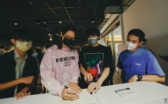 宇宙人昨驚喜現身《似水流年》攝影展。（文化總會提供）