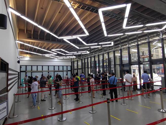 基隆市政府9日開設Novavax疫苗集中施打站，上午已為390名民眾施打疫苗。（張志康攝）