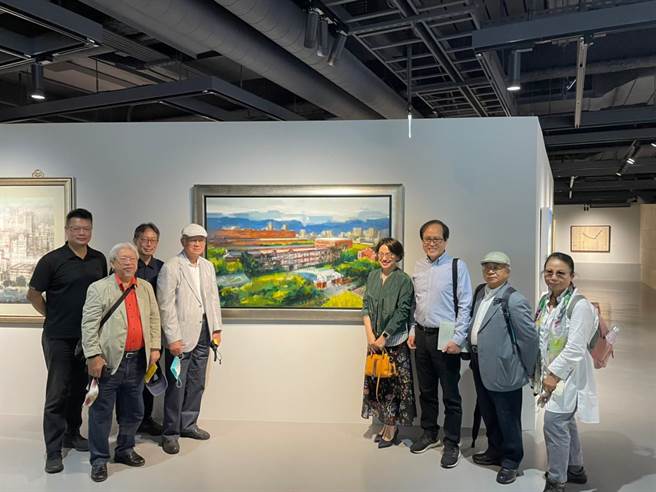 台湾师范大学欢度创校百年，举办「百年校庆校友美术创作邀请展」，前辈艺术家们一起与台南美术馆董事长苏宪法展出作品《师大百年校景图》。(台师大提供／李侑珊台北传真)