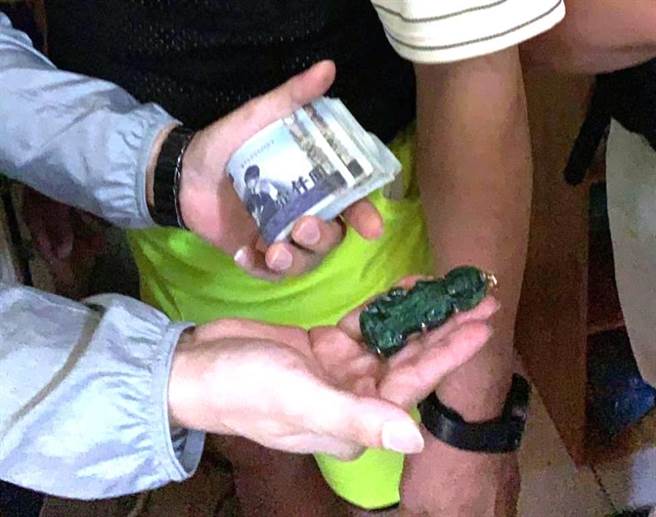 潘男行抢老妇金项炼，还有项炼上佛牌1个。（资料照片／警方提供）