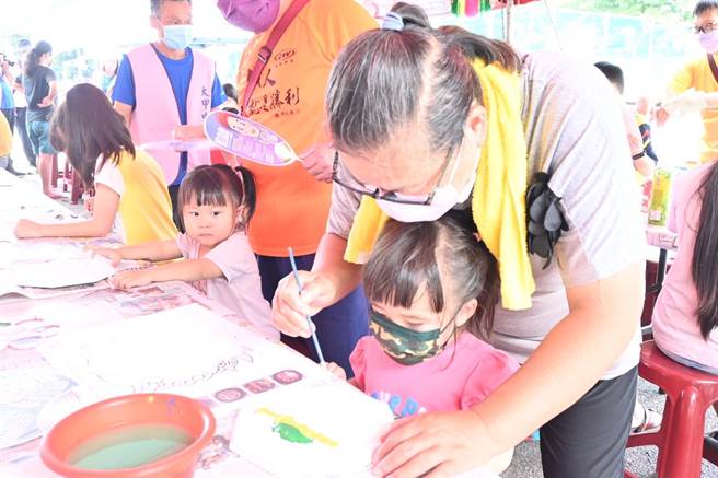 運動i台灣2.0「大甲五十三庄武術傳奇」獅頭彩繪親子彩繪活動。（台中市政府提供）