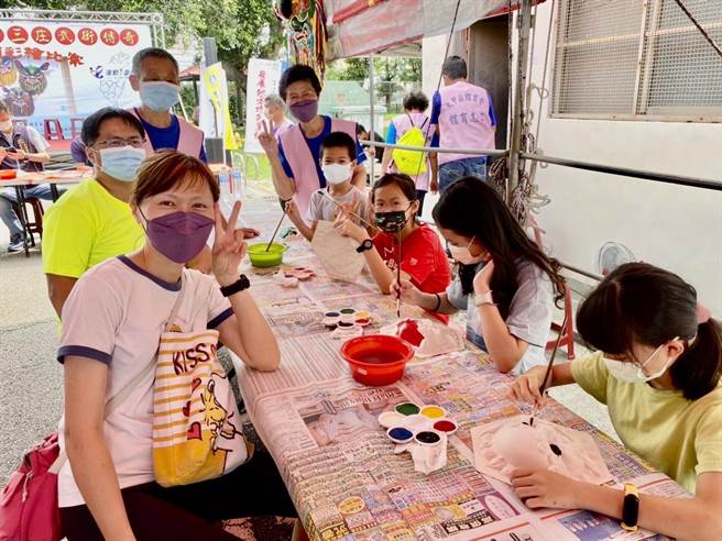 運動i台灣2.0「大甲五十三庄武術傳奇」獅頭彩繪親子彩繪活動。（台中市政府提供）