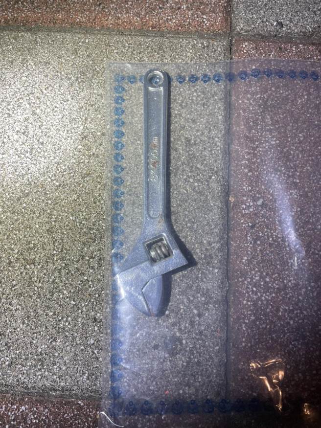 两男分持板手与安全帽互殴，全部被带回警局侦办。(翻摄照片／林郁平台北传真）