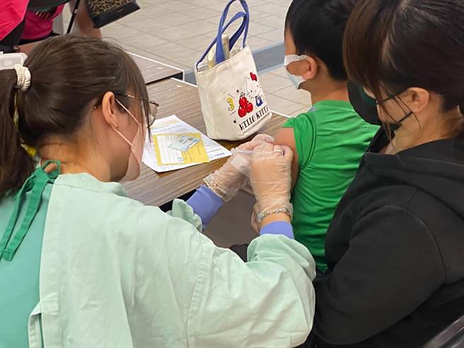 新竹市政府表示，下周起中正市場及體育館2大疫苗施打站，皆接種兒童BNT疫苗。（陳育賢攝）