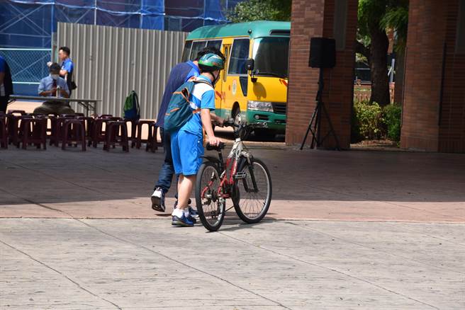 世界特殊奧運中華台北代表隊選手選拔賽，自行車參賽選手帶著自己賽車報到。（謝明俊攝）