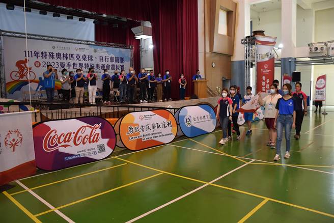 世界特殊奧運中華台北代表隊選手選拔賽開幕式，由特教選手迎會旗進場。（謝明俊攝）