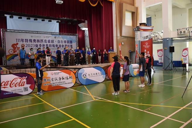 世界特殊奧運中華台北代表隊選手選拔賽，選手舉聖火進場。（謝明俊攝）