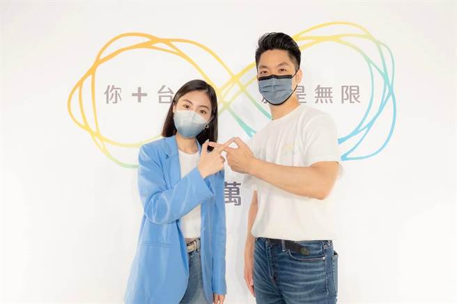 蒋团队副发言人蔡畹蓥（左）为敬老金争议杠上北市府。（蒋团队副发言人蔡畹蓥脸书）