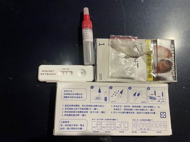 警方在菸盒內查獲一包安非他命。(翻攝照片／林郁平台北傳真）