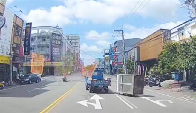 陳姓男子所載運的回收冰箱，未依規定放置綑綁於車上，竟以繩索拖行於車後。(翻攝自臉書「沙鹿之美」)