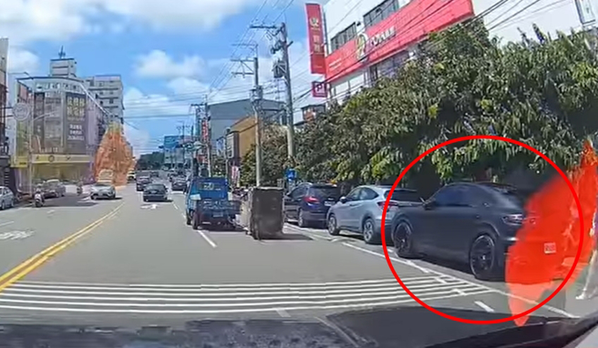 陳姓男子所載運的回收冰箱，未依規定放置綑綁於車上，竟以繩索拖行於車後，並刮花停放路邊的保時捷。(翻攝自臉書「沙鹿之美」)