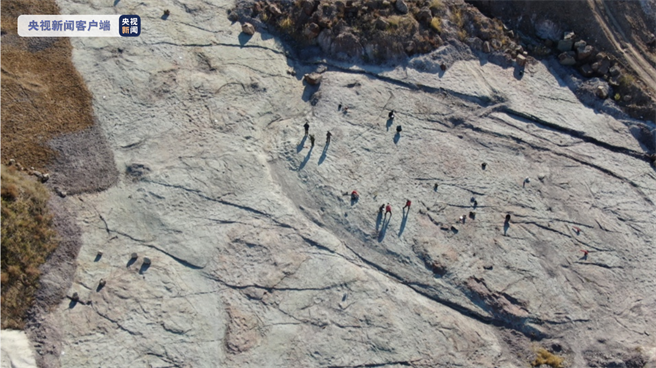 河北宣化发现大量恐龙足迹的现场。（图／央视新闻客户端）